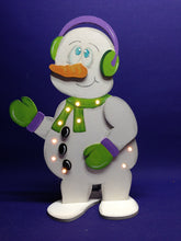 Lade das Bild in den Galerie-Viewer, Schneemann mit Ohrenwärmer als Standfigur aus Holz