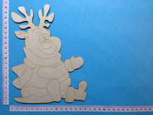 Lade das Bild in den Galerie-Viewer, Rentierbaby sitzend aus Holz