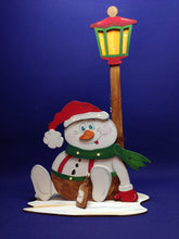 Lade das Bild in den Galerie-Viewer, Schneemann sitzend mit dickem Bauch und Laterne