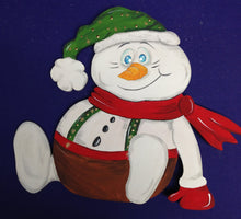 Lade das Bild in den Galerie-Viewer, Schneemann sitzend mit dickem Bauch