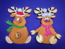Lade das Bild in den Galerie-Viewer, Rentier "Rudi" sitzend mit Mütze