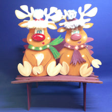 Lade das Bild in den Galerie-Viewer, Rentier "Rudi" sitzend mit Mütze