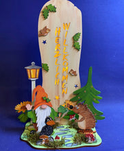 Lade das Bild in den Galerie-Viewer, Komplettset: Stele "Herzlich Willkommen" ca. 40cm mit Wichtel, Igel und viel Zubehör