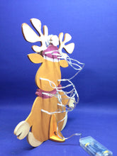 Lade das Bild in den Galerie-Viewer, Rentier "Rudi" sitzend mit Mütze