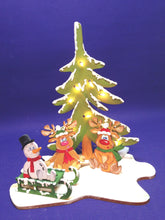 Lade das Bild in den Galerie-Viewer, Rentier "Rudi" sitzend mit Mütze