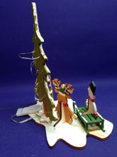 Lade das Bild in den Galerie-Viewer, Bastelset aus Holz: Weihnachtsdiorama mit Rentiere, Schneemann und bel. Fichte