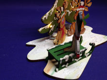 Lade das Bild in den Galerie-Viewer, Bastelset aus Holz: Weihnachtsdiorama mit Rentiere, Schneemann und bel. Fichte