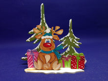 Lade das Bild in den Galerie-Viewer, Bastelset aus Holz: Weihnachtsdiorama mit Rentier und Geschenke