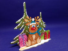 Lade das Bild in den Galerie-Viewer, Bastelset aus Holz: Weihnachtsdiorama mit Rentier und Geschenke