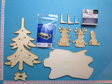 Lade das Bild in den Galerie-Viewer, Bastelset aus Holz: Weihnachtsdiorama mit Rentiere, Schneemann und bel. Fichte