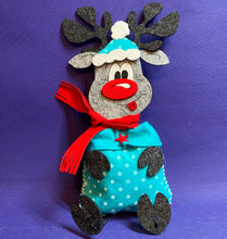 Lade das Bild in den Galerie-Viewer, Rentier aus Filz mit Mütze und Säckchenbauch zum Nähen