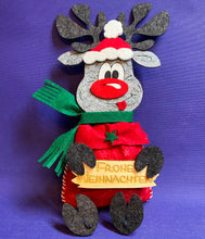 Lade das Bild in den Galerie-Viewer, Rentier aus Filz mit Mütze und Säckchenbauch zum Nähen