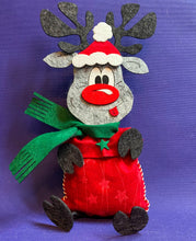 Lade das Bild in den Galerie-Viewer, Rentier aus Filz mit Mütze und Säckchenbauch zum Nähen