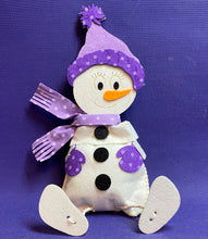 Lade das Bild in den Galerie-Viewer, Schneemannfrau "Yuki" aus Filz mit Säckchenbauch zum Nähen