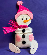 Lade das Bild in den Galerie-Viewer, Schneemannfrau "Yuki" aus Filz mit Säckchenbauch zum Nähen