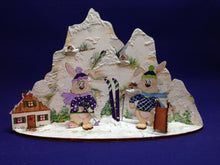 Lade das Bild in den Galerie-Viewer, Hasenpaar mit Mütze zum Hinstellen aus Holz