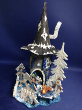 Lade das Bild in den Galerie-Viewer, Elfen im Winterkleid aus Holz