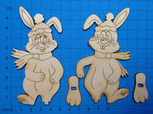 Lade das Bild in den Galerie-Viewer, Hasenpaar mit Mütze zum Hinstellen aus Holz