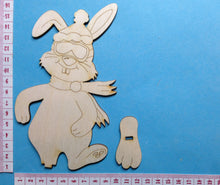 Lade das Bild in den Galerie-Viewer, Hase mit Skibrille zum Hinstellen aus Holz