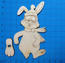 Lade das Bild in den Galerie-Viewer, Hase mit Skibrille zum Hinstellen aus Holz