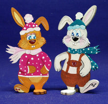 Lade das Bild in den Galerie-Viewer, Hasenpaar mit Mütze zum Hinstellen aus Holz