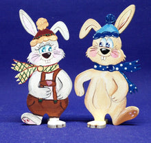 Lade das Bild in den Galerie-Viewer, Hasenpaar mit Mütze zum Hinstellen aus Holz