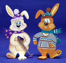 Lade das Bild in den Galerie-Viewer, Hasenpaar mit Mütze zum Hinstellen aus Holz