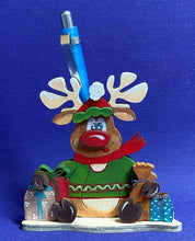 Lade das Bild in den Galerie-Viewer, Rentier "Rudi" sitzend mit Mütze und Geschenke als Stiftehalter