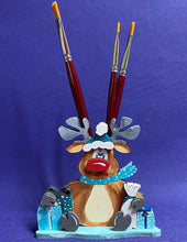 Lade das Bild in den Galerie-Viewer, Rentier "Rudi" sitzend mit Mütze und Geschenke als Stiftehalter