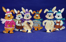 Lade das Bild in den Galerie-Viewer, Hasenpaar mit Mütze zum Hinstellen aus Holz