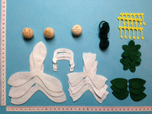Lade das Bild in den Galerie-Viewer, Schneeglöckchen-Blumenkinder aus Filz