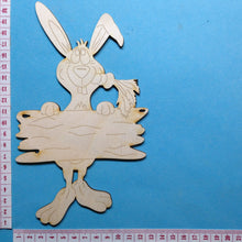 Lade das Bild in den Galerie-Viewer, Hase mit Karotte und Schild aus Holz