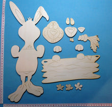 Lade das Bild in den Galerie-Viewer, Hase mit Karotte und Schild aus Holz