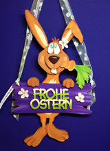 Lade das Bild in den Galerie-Viewer, Hase mit Karotte und Schild aus Holz