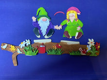 Lade das Bild in den Galerie-Viewer, Türkanten-Deko "Wichtelpaar" aus Holz, 46cm