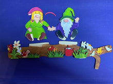 Lade das Bild in den Galerie-Viewer, Türkanten-Deko "Wichtelpaar" aus Holz, 46cm