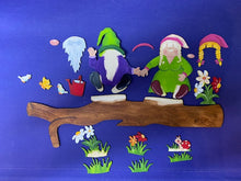 Lade das Bild in den Galerie-Viewer, Türkanten-Deko "Wichtelpaar" aus Holz, 46cm