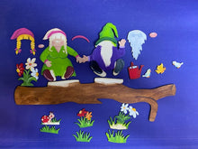 Lade das Bild in den Galerie-Viewer, Türkanten-Deko "Wichtelpaar" aus Holz, 46cm