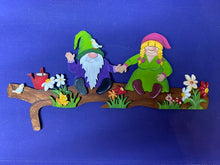 Lade das Bild in den Galerie-Viewer, Türkanten-Deko "Wichtelpaar" aus Holz, 46cm