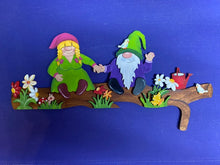 Lade das Bild in den Galerie-Viewer, Türkanten-Deko "Wichtelpaar" aus Holz, 46cm