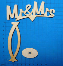 Lade das Bild in den Galerie-Viewer, &quot;Mr&amp;Mrs&quot; mit gedrehtem Ständer aus Holz
