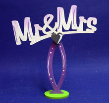 Lade das Bild in den Galerie-Viewer, "Mr&Mrs" mit gedrehtem Ständer aus Holz