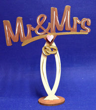 Lade das Bild in den Galerie-Viewer, &quot;Mr&amp;Mrs&quot; mit gedrehtem Ständer aus Holz
