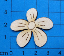 Lade das Bild in den Galerie-Viewer, Blume mit runden Blütenblättern aus Holz,