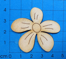 Lade das Bild in den Galerie-Viewer, Blume mit runden Blütenblättern aus Holz,