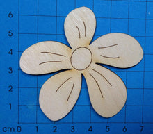Lade das Bild in den Galerie-Viewer, Blume mit runden Blütenblättern aus Holz,