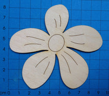 Lade das Bild in den Galerie-Viewer, Blume mit runden Blütenblättern aus Holz,