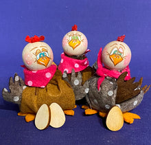 Lade das Bild in den Galerie-Viewer, Gockel und Hennen zum Fädeln aus Filz