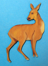 Lade das Bild in den Galerie-Viewer, Rehgeiß aus Holz
