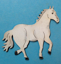 Lade das Bild in den Galerie-Viewer, Pferd trabend aus Holz